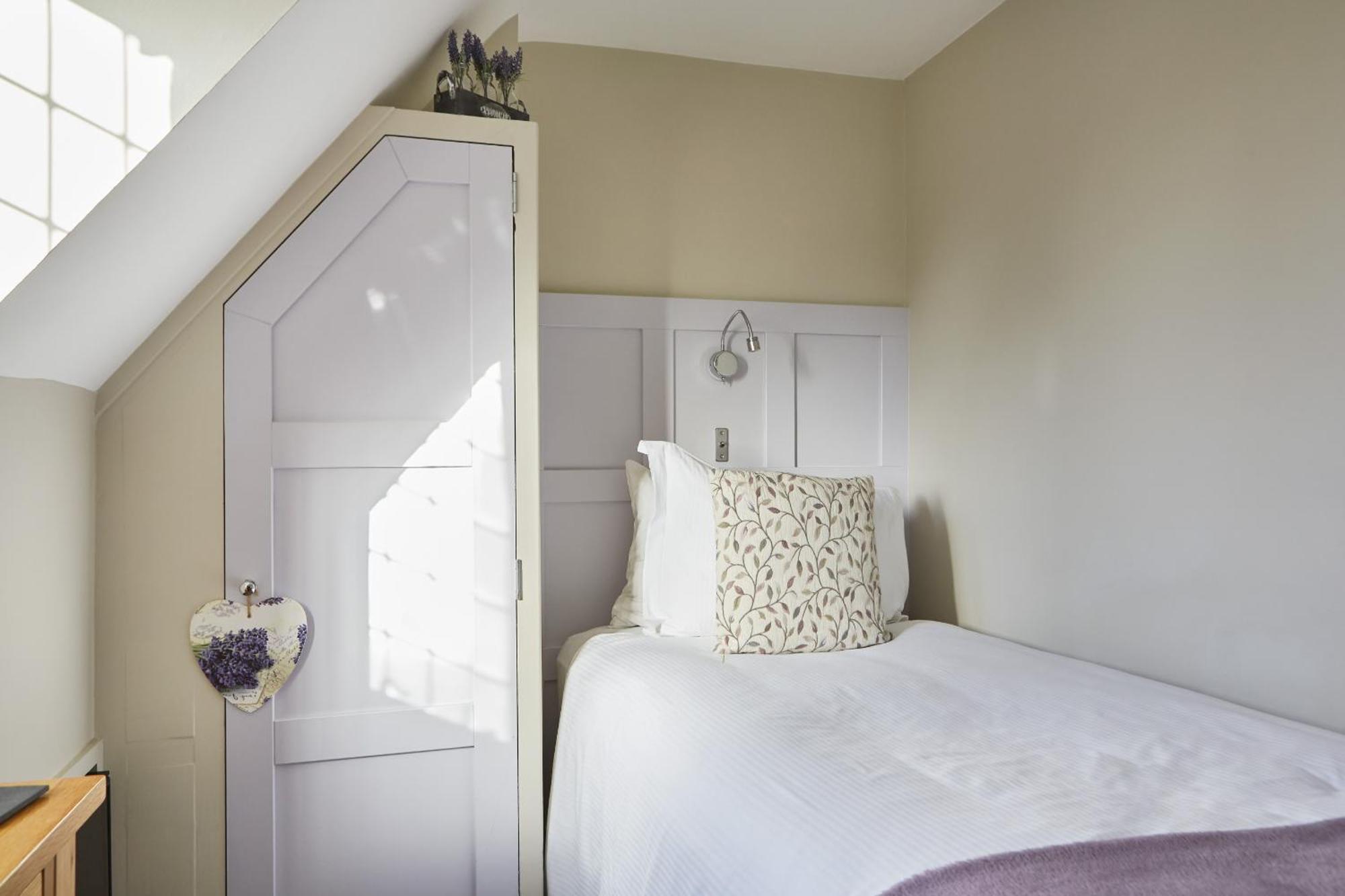 The Old New Inn Bourton-on-the-Water Room photo
